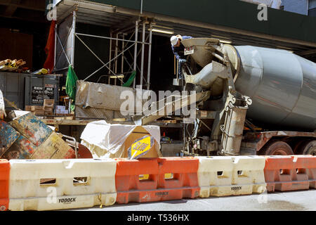 19 APRYL 2019 NY USA Arbeitnehmer gießen Beton von Lkw für Stadtentwicklung Manhattan Baustelle Gebäude Hochhaus. Stockfoto