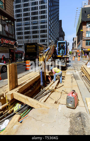 19 APRYL 2019 NY USA Austausch von Graben arbeiten die Beschäftigten im Straßenverkehr, die Erneuerung der Arbeit an einer Zuleitung auf Manhattan Stockfoto