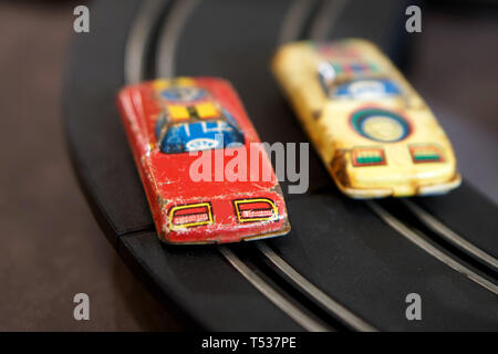 Altes Spielzeug - vintage Metall Kinder Rennwagen auf einer Autobahn. Aus der Vergangenheit betrifft. Flache Tiefenschärfe Stockfoto