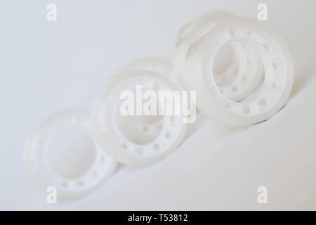 Klebeband auf einem weißen Hintergrund. Artikel für Büro arbeiten. Diagonale Anordnung Stockfoto