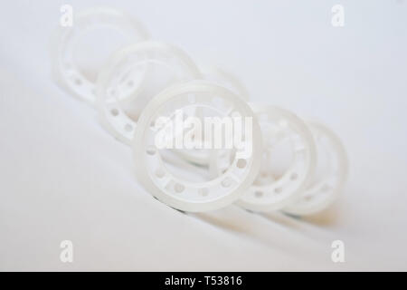 Scotch Klebeband auf einem weißen Hintergrund. Artikel für Büro arbeiten. Diagonale Anordnung Stockfoto