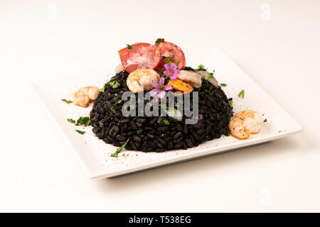 Meeresfrüchte Risotto mit Garnelen schwarz gefärbt mit Squid Tinte auf weißem Stockfoto