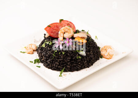 Meeresfrüchte Risotto mit Garnelen schwarz gefärbt mit Squid Tinte auf weißem Stockfoto