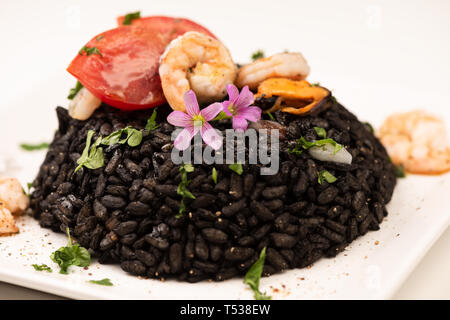 Meeresfrüchte Risotto mit Garnelen schwarz gefärbt mit Squid Tinte auf weißem Stockfoto