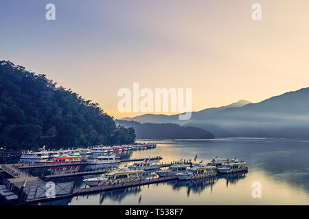 Nantou, Taiwan - 8. Dezember 2018: Die schönen Sonnenaufgang scenics von Sun Moon Lake mit der umgebenden Berge sind das Highlight an diesem weitläufigen See Stockfoto