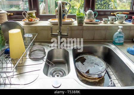 Ein Edelstahl Wohn- Küche Spüle mit einem doppelten Schale, Mischbatterie und Abtropffläche. Stockfoto