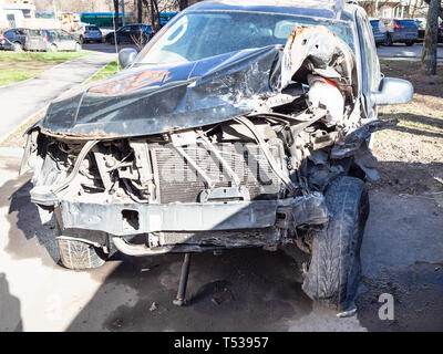 Zerschmetterte Auto auf Stadt Straße in sonniger Frühlingstag Stockfoto
