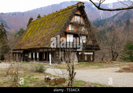 Die berühmte traditionelle gassho - Gassho-zukuri Bauernhäusern in Shirakawa-go-Dorf, Japan. Stockfoto