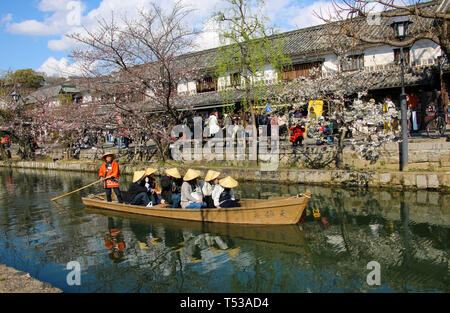 KURASHIKI, Japan - 31. MÄRZ 2019: Touristen genießen den altmodischen Boot entlang der Kurashiki Bikan Kanal im Bezirk von Kurashiki City, Japan. Stockfoto