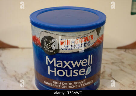 London, Ontario, Kanada, 20. April 2019: Zinn von Maxwell House Marke gemahlenen Kaffee Bohnen llustrative Leitartikel auf hellen Hintergrund. Maxwell House ist Stockfoto