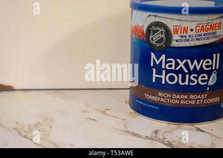 London, Ontario, Kanada, 20. April 2019: Zinn von Maxwell House Marke gemahlenen Kaffee Bohnen llustrative Leitartikel auf hellen Hintergrund. Maxwell House ist Stockfoto