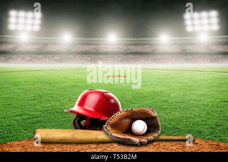 Baseball Helm, bat, Handschuh und Ball auf Feld bei hell outdoor Stadion beleuchtet. Fokus auf Vorder- und flache Tiefenschärfe auf Hintergrund und Kopieren s Stockfoto