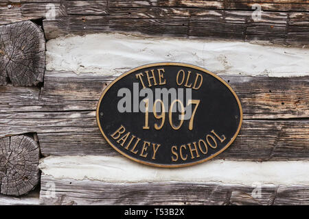 Die alte Baily Schule Haus historische Markierung. 1907-1941. Ein Zimmer anmelden Schulhaus im Jahre 1907 erbaut. Es ist jetzt Teil des Störs Point State Park. Harris Stockfoto