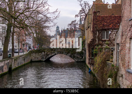 Alte Straße von Brügge mit traditionellen mittelalterlichen Häuser aus rotem Backstein, Kanal-, Brücken- und mit romanischen Saint-Salvator Turm der Kathedrale im Hintergrund Stockfoto