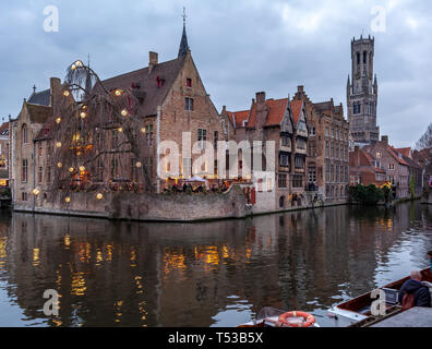 Die rozenhoedkaai (Kai Rosenkranz) Canal in Brügge mit dem klassischen mittelalterlichen Gebäuden und Belfried von Brügge im Hintergrund. Stockfoto