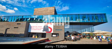 Kopenhagen, Dänemark - 2 August, 2018: Modernes Gebäude der Neuen Royal Playhouse Theater in der Altstadt mit Blick auf berühmte Kopenhagen Waterfront, Ny Stockfoto