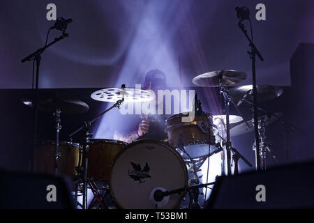 Niederlande, Tilburg - 13. April 2019. Die niederländische Rockband Gore führt ein Live Konzert während der niederländischen Metal Festival Roadburn Festival 2019 in Tilburg. Hier Schlagzeuger Bardo Maria gesehen wird live auf der Bühne. (Foto: Gonzales Foto - Peter Troest). Stockfoto