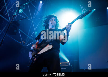 Niederlande, Tilburg - 13. April 2019. Die niederländische Rockband Gore führt ein Live Konzert während der niederländischen Metal Festival Roadburn Festival 2019 in Tilburg. Hier Bass Player Marij Hel ist live auf der Bühne gesehen. (Foto: Gonzales Foto - Peter Troest). Stockfoto
