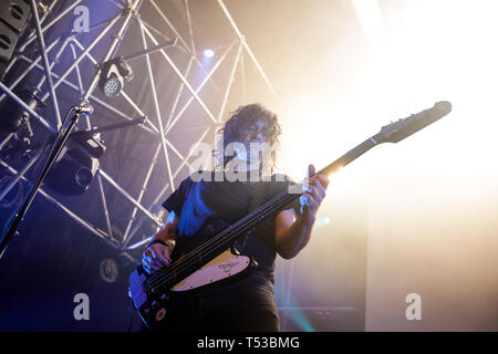 Niederlande, Tilburg - 13. April 2019. Die niederländische Rockband Gore führt ein Live Konzert während der niederländischen Metal Festival Roadburn Festival 2019 in Tilburg. Hier Bass Player Marij Hel ist live auf der Bühne gesehen. (Foto: Gonzales Foto - Peter Troest). Stockfoto