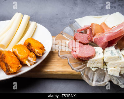 Antipasti Platte mit Wurst, Käse, Schinken, Salami auf hölzernen Hintergrund Stockfoto