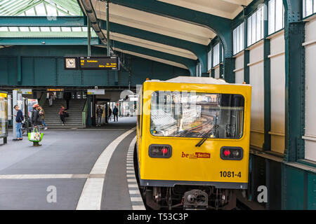 U-Bahn kommt am U-Bahnhof Gleisdreieck in Berlin, Deutschland Stockfoto