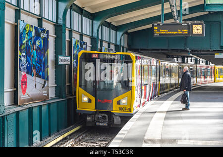 U-Bahn kommt am U-Bahnhof Gleisdreieck in Berlin, Deutschland Stockfoto