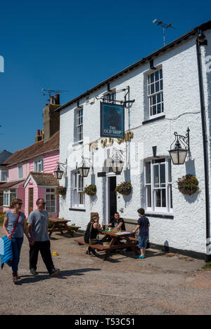 Heybridge Basin, Essex, Großbritannien. Warme und sonnige Wetter brachte Menschen aus dem Alten Schiff Pub in der Nähe der Sperre auf die chelmer und Blackwater canal besuchen Stockfoto