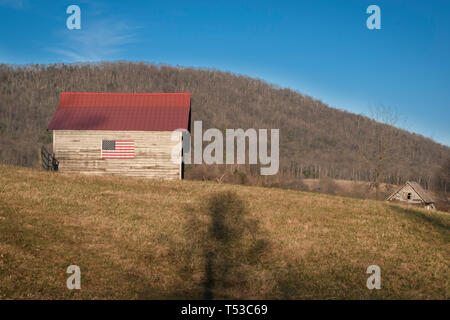 Rolling Virginia Landschaft mit amerikanischer Flagge rustikale Scheune an einem sonnigen Tag Stockfoto