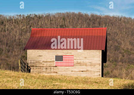 Rolling Virginia Landschaft mit amerikanischer Flagge rustikale Scheune an einem sonnigen Tag Stockfoto