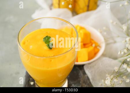 Mango Lassi/Indian mango Joghurt Drink, selektiver Fokus Stockfoto