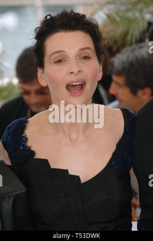 CANNES, Frankreich. 14. Mai 2005: Schauspielerin Juliette Binoche auf der 58. jährlichen Filmfestspiele von Cannes, wo Ihr Film CachŽ im Wettbewerb ist. © 2005 Paul Smith/Featureflash Stockfoto