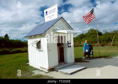 Florida Everglades Ochopee Tamiami Trail US Highway Route 41, kleinste US Post Office Frau weibliche Besucher Mails Postkarte, Stockfoto