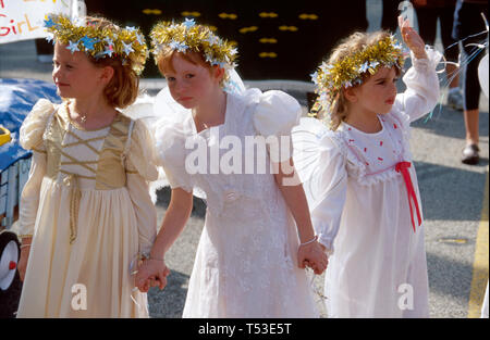 Florida South Miami Santa's Parade der Elfen Mädchen, Mädchen, gekleidet als Engel, Gemeinde, Nachbarschaft, Wohn-, Weihnachts-Veranstaltung, Besucher reisen Stockfoto