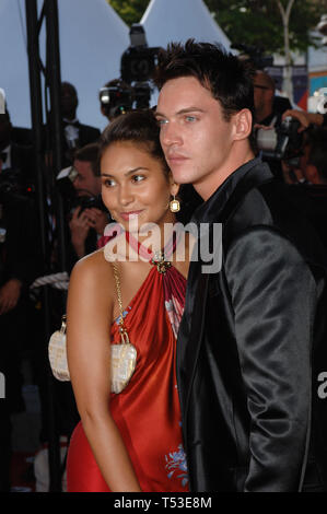 CANNES, Frankreich. Mai 15, 2005: Schauspieler Jonathan Rhys- MEYERS & Freundin zu der Gala Premiere von Star Ware - Die Rache der Sith - auf der 58. jährlichen Film Festival de Cannes. © 2005 Paul Smith/Featureflash Stockfoto