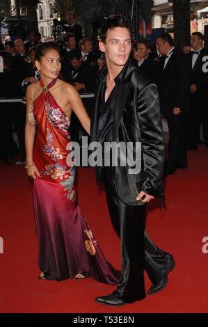 CANNES, Frankreich. Mai 15, 2005: Schauspieler Jonathan Rhys- MEYERS & Freundin zu der Gala Premiere von Star Ware - Die Rache der Sith - auf der 58. jährlichen Film Festival de Cannes. © 2005 Paul Smith/Featureflash Stockfoto