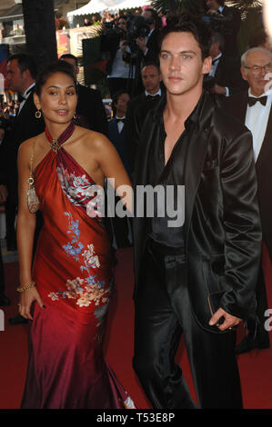 CANNES, Frankreich. Mai 15, 2005: Schauspieler Jonathan Rhys- MEYERS & Freundin zu der Gala Premiere von Star Ware - Die Rache der Sith - auf der 58. jährlichen Film Festival de Cannes. © 2005 Paul Smith/Featureflash Stockfoto
