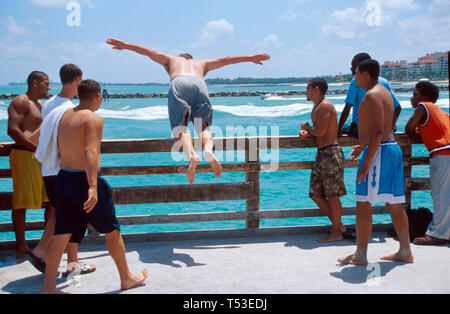 Miami Beach Florida, Atlantic Shore South Pointe Park, Point, öffentliches Land, Erholung, Hispanic Latino ethnische Einwanderer Minderheit, Männer krank Stockfoto