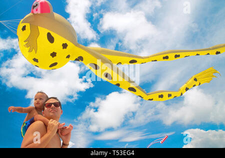 Miami Beach Florida, Atlantic Ocean International Kite Festival Frosch geformte Windsack Papa & Sohn, FL177 Stockfoto