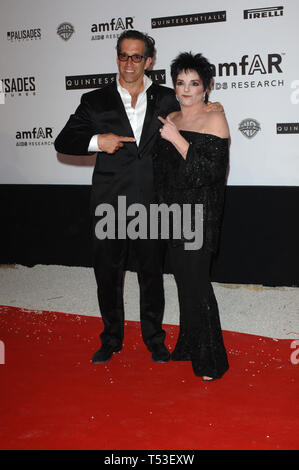 CANNES, Frankreich. 19. Mai 2005: Schauspielerin/Sängerin Liza Minnelli mit Modedesigner & amfAR Vorsitzender KENNTH COLE an der amfAR Cinema Against AIDS Gala im Moulin de Mougins Restaurant im Süden von Frankreich. Tha Gala ist eine der wichtigsten Veranstaltungen auf der 58. jährlichen Film Festival de Cannes. © 2005 Paul Smith/Featureflash Stockfoto