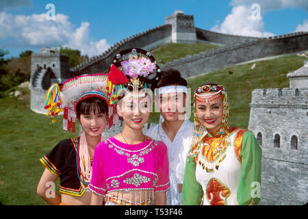 Florida Osceola County, Orlando, Kissimmee, Splendid China Theme Park, öffentliches Land, Erholung, Bühnenshow Tänzer Great Wall Replik, FL312 Stockfoto