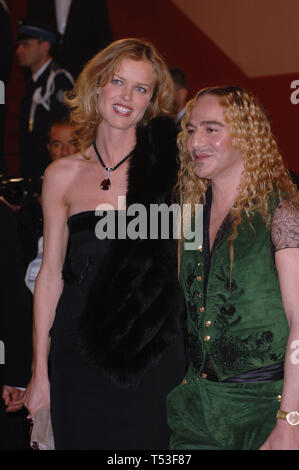 CANNES, Frankreich. 18. Mai 2005: Modell EVA HERZIGOVA & Designer JOHN GALLIANO bei der Galavorstellung von Sin City auf der 58. jährlichen Film Festival de Cannes. © 2005 Paul Smith/Featureflash Stockfoto