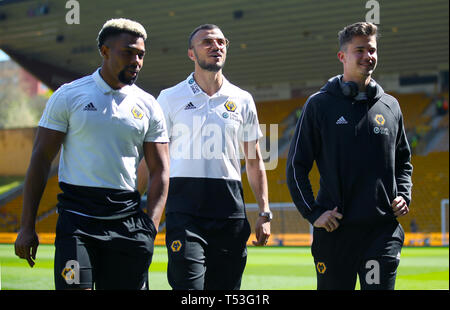 (Von links nach rechts) Wolverhampton Wanderers" Adama Traore, Romain Saiss und Leander Dendoncker überprüfen Sie die Tonhöhe ahed der Premier League Spiel im Molineux, Wolverhampton. Stockfoto