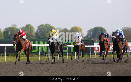 El Gumryah geritten von Andrea Atzeni führen das Feld home Die Racing TV FilliesÕ Bedingungen Stakes Rennen in Kempton Park Racecourse run zu gewinnen. Stockfoto