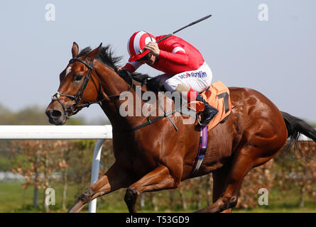 El Gumryah geritten von Andrea Atzeni führen das Feld home Die Racing TV FilliesÕ Bedingungen Stakes Rennen in Kempton Park Racecourse run zu gewinnen. Stockfoto