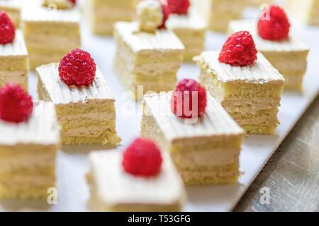 In der Nähe von raspberrys auf Kuchen oder süßes Dessert Schichten auf einem luxuriösen gourmet Buffet. Stockfoto