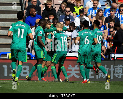 Die watford Gerard Deulofeu (3. links) feiert, nachdem er zählt seine Seiten erstes Ziel während der Premier League Match am John Smith's Stadion, Huddersfield. Stockfoto