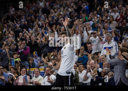 Madrid, Spanien. 19 Apr, 2019. Willy Hernangomez während Real Madrid Sieg über Panathinaikos Athen Opap (78-63) Turkish Airlines Euroleague replayoff Spiel 2 feierten an Wizink Zentrum in Madrid (Spanien). 19. April 2019. Credit: Juan Carlos García Mate/Pacific Press/Alamy leben Nachrichten Stockfoto