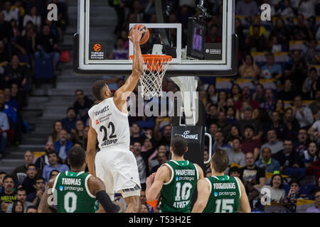 Madrid, Spanien. 19 Apr, 2019. Edy Tavares während Real Madrid Sieg über Panathinaikos Athen Opap (78-63) Turkish Airlines Euroleague replayoff Spiel 2 feierten an Wizink Zentrum in Madrid (Spanien). 19. April 2019. Credit: Juan Carlos García Mate/Pacific Press/Alamy leben Nachrichten Stockfoto