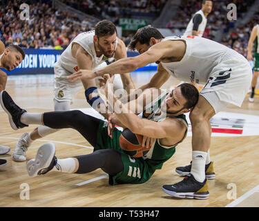 Madrid, Spanien. 19 Apr, 2019. Ioannis Papapetrou während Real Madrid Sieg über Panathinaikos Athen Opap (78-63) Turkish Airlines Euroleague replayoff Spiel 2 feierten an Wizink Zentrum in Madrid (Spanien). 19. April 2019. Credit: Juan Carlos García Mate/Pacific Press/Alamy leben Nachrichten Stockfoto