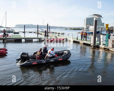 Mitglieder der Waliser Feuerwehr und Rettungsdienst auf Übung in der Bucht von Cardiff, Cardiff, Wales, Großbritannien Stockfoto